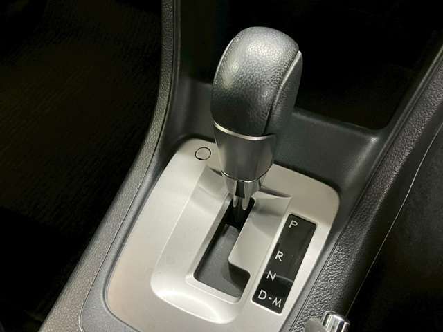【シフトレバー】MTモード付き！エンジンブレーキを効かせたい、スポーティに走りたい気分の時にはピッタリの装備ですね♪