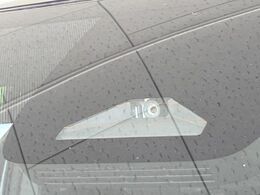【トヨタセーフティセンス】走行中に前方の車両等を認識し、衝突しそうな時は警報とブレーキで衝突回避と被害軽減をアシスト。より安全にドライブをお楽しみいただけます。