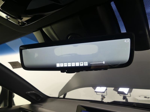 【デジタルインナーミラー】車両後方カメラの映像をミラー内のディスプレイに表示。車内から後方が見えにくい時に重宝します。ミラー下部のスイッチを操作しモードの切替、明るさ・表示範囲の調整などができます