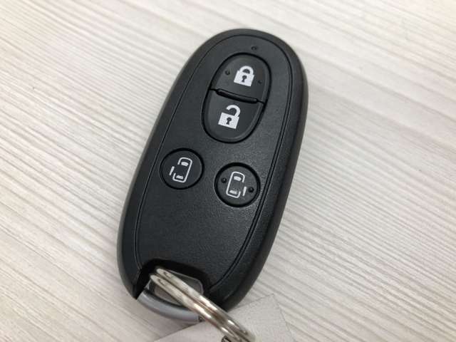 【 インテリジェントキー 】 キーを持っていればエンジン始動でき、ドアノブのボタンで車の鍵の開錠と施錠もできます。キーを取り出す手間がなくなります。