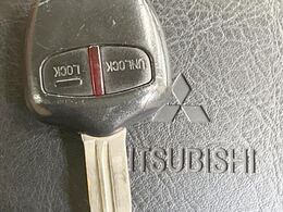 【キーレス】少し離れた場所からでもボタン一つでドアの開錠・施錠ができるのでとっても便利！ドアの鍵穴周りに傷をつけることもありません♪