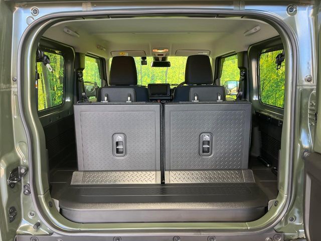 普段のお買い物や通勤、送迎等に十分な荷室スペースを確保しております。セカンドシートを倒すと、大きな荷物の積載も可能です♪