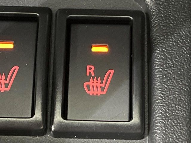 【シートヒーター】寒い日に重宝するシートヒーター！エアコンより早く温まってくれるので寒がりの人も安心ですね♪エアコンの温風は乾燥するから苦手、という方にもをおすすめです。