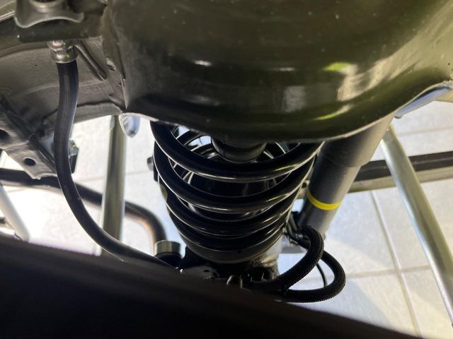 お車を安心してお乗りいただく為には、足回りの定期点検が欠かせません。サービスサポート（有償保証）では無料点検もご提供しており、安心のカーライフをお過ごしいただけるサポート体制が整っています。