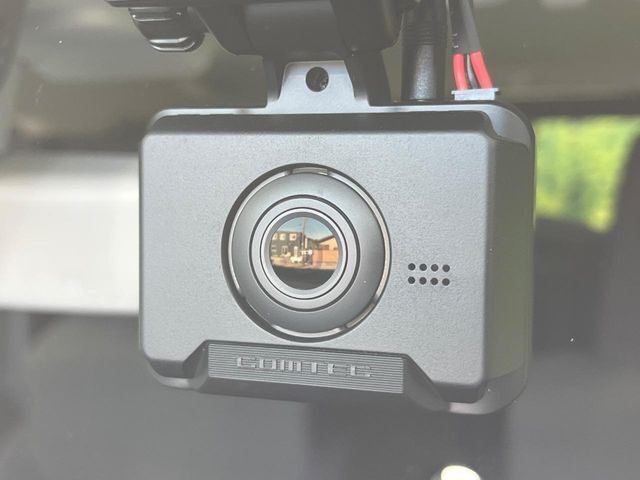 【ドライブレコーダー】安心・安全なカーライフに必須のドライブレコーダーを装備！走行中はもちろん、あおり運転や事故に遭遇した際の状況も映像で記録し、万一のリスクに備えます。