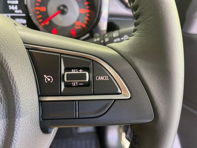【クルーズコントロール】高速道路もラクラク走行。アクセルを離しても一定速度で走行ができ、長距離運転時の負担を軽減！加速・減速も簡単なスイッチ操作で調整できます。