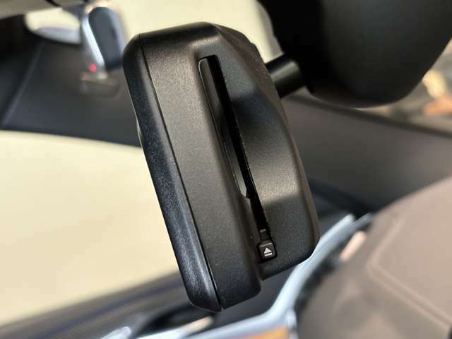 ルームミラー内蔵ETC車載器（自動防眩付）後続からの光が一定以上になると自動で眩しさを緩和します。