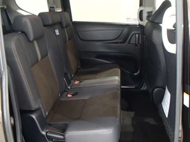 ゆとりある広々とした車内空間は、ドライブを始め買い物やレジャーなど、幅広く活躍します。一人でもみんなとでもお出かけを楽しみましょう！