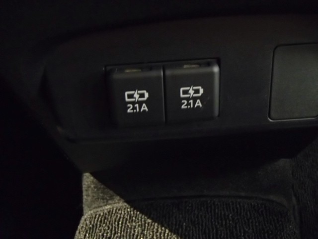 充電用USB端子付き。スマートフォンなどの充電に便利です。