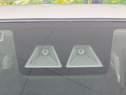 【スマートアシスト】走行中に前方の車両等を認識し、衝突しそうな時は警報とブレーキで衝突回避と被害軽減をアシスト。より安全にドライブをお楽しみいただけます。