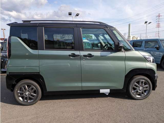 ☆当店商品の特徴☆　登録がされているお車で走行距離は10キロほどで誰も乗っていない車です！展示車はキズが付いてしまう場合もあるので直接ご確認くださいませ。