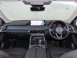 【運転席インテリアデザイン】左右対称のインテリアデザインでドライバーを包み込み運転に集中できるように設計されています。