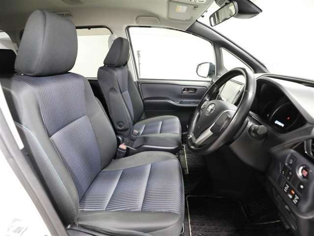 ゆったり室内で運転もしやすいです♪使い勝手の良い配置も考えられています！！