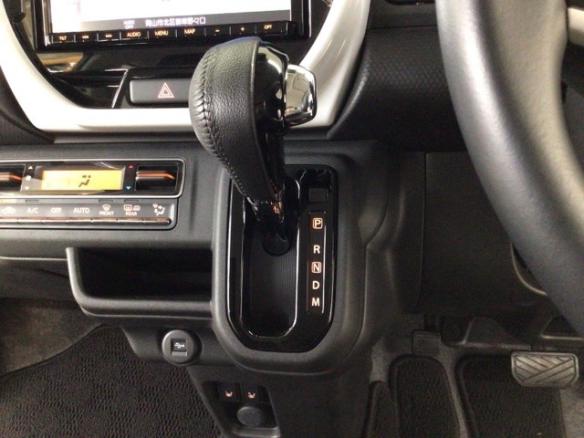 オートマチックシフトレバーは、手になじみ操作しやすい形状で安全運転にもつながります♪