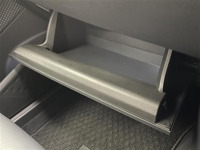 【グローブボックス】　車検証、サングラスやCDなど小さい荷物が収納できるので車内を綺麗に整頓できますね。