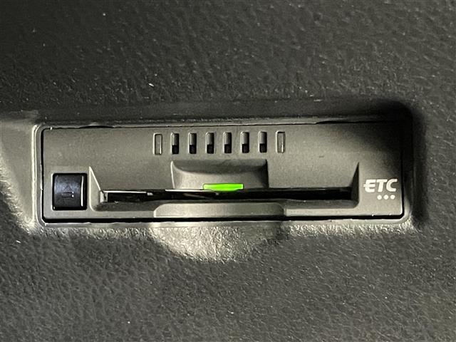 【ETC】有料道路の乗り降り時に停車することなくスマートに乗り入れが可能になったり、割引を受けることができる嬉しい装備です。