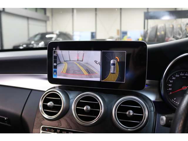 ガイドライン付きバックカメラ！車輌の前後にはパークトロニックセンサーも装備し、より安全な車庫入れなどが可能です！！