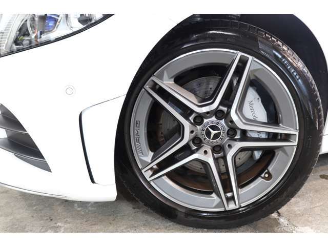 AMG18インチ5ツインスポークアルミホイールを装着しております！放熱性に優れたドリルドブレーキローターやロゴ入りブレーキキャリパーも装備しておりますので、よりスポーティーな印象を受けます！
