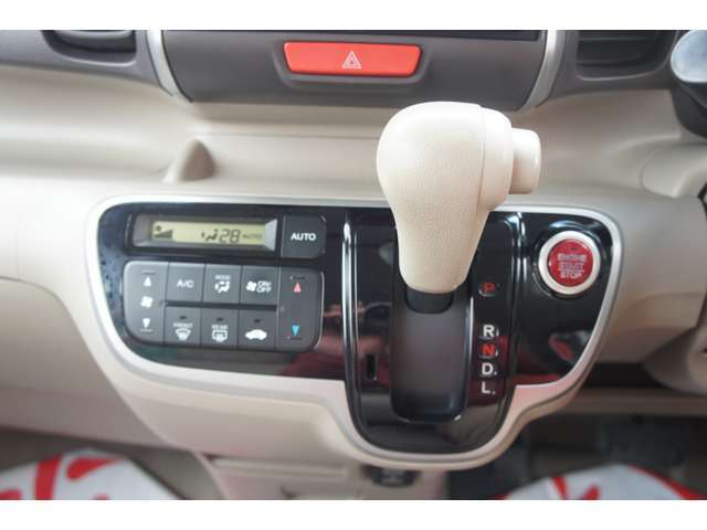 オートエアコンとなりますので面倒な空調操作必要なく設定温度に快適に室内空間を保ってくれます。CVTとなりますのでスムーズに加速してくれるのが魅力です。