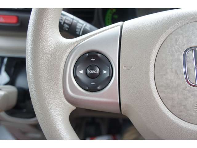 ステアリングスイッチによりオーディオの操作が親指で操作可能です。わき見運転防止にも役立ちますね。