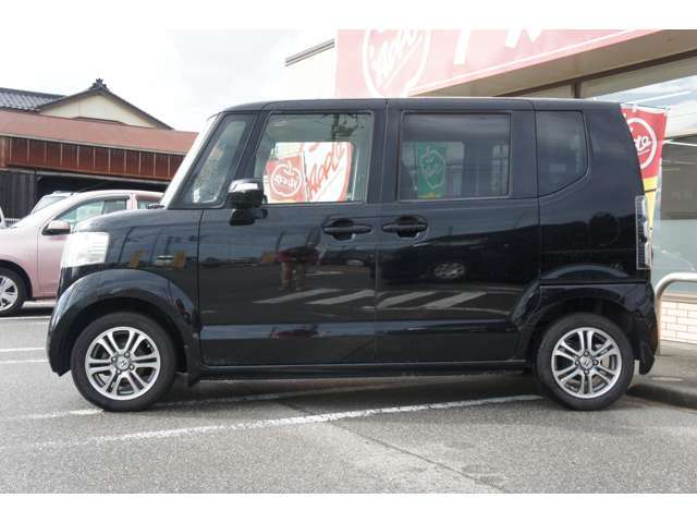 細かいキズやへこみはございますが、お買い得車にてお渡しとなります。お直ししてのお渡しも可能ですが別途費用となります。