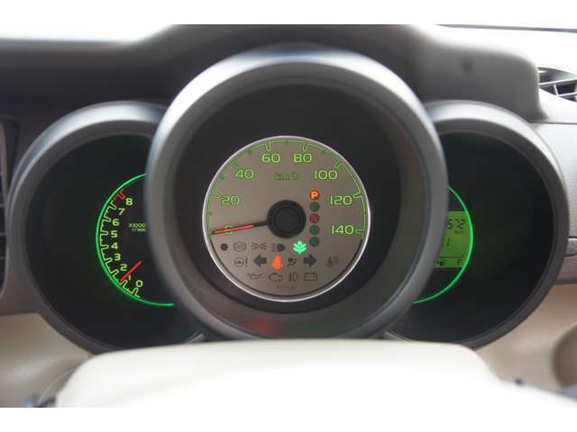 見やすい発光型のスピードメーターとなります。ホンダらしい特徴のあるオシャレなメーターです。