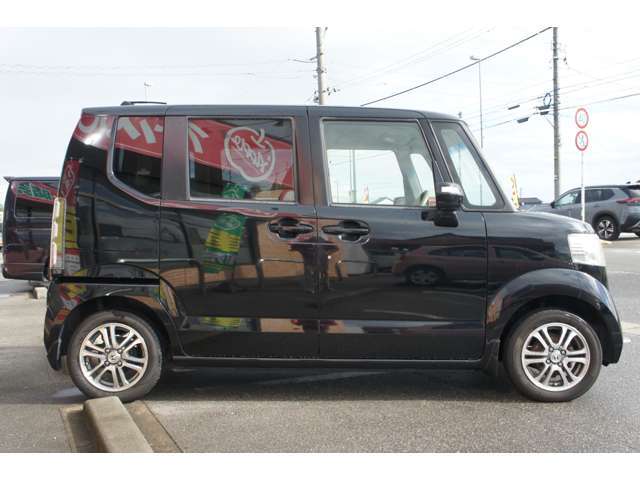 人気の高い軽自動車トールワゴンの代名詞N-BOX初代が入庫となりましたのでご紹介させていただきます。さらにはその中でも人気の高いボディカラーのブラックです。