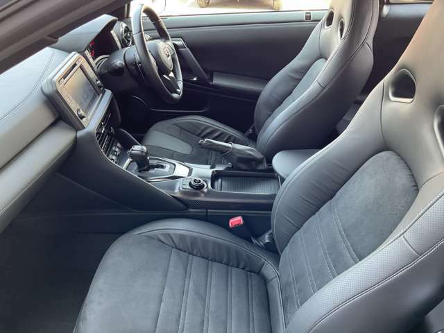 助手席は運転席と仕様が異なり柔らかく安定してお座り頂け同乗者への快適性をもたらします。