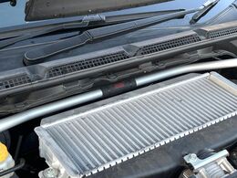 【STIタワーバー】お車の剛性を高めるタワーバーを装備。よりスムーズなコーナリング走行が可能となり、走りも楽しめます。