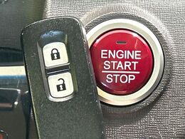 【Hondaスマートキー】カバンやポケットに入れたままでもドアの施錠・解錠が可能なスマートキーを装備。エンジンのオン・オフ時もカギを取り出す必要が無いからとっても便利です♪