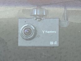 【ドライブレコーダー】安心・安全なカーライフに必須のドライブレコーダーを装備！走行中はもちろん、あおり運転や事故に遭遇した際の状況も映像で記録し、万一のリスクに備えます。