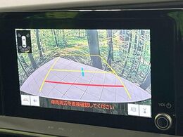 【バックカメラ】駐車時に後方がリアルタイム映像で確認できます。大型商業施設や立体駐車場での駐車時や、夜間のバック時に大活躍！運転スキルに関わらず、今や必須となった装備のひとつです！