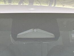 【トヨタセーフティセンス】走行中に前方の車両等を認識し、衝突しそうな時は警報とブレーキで衝突回避と被害軽減をアシスト。より安全にドライブをお楽しみいただけます。