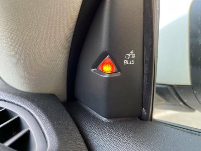 【ブラインドスポット・インフォメーション・システム】走行中、ドアミラーの死角になりやすい箇所に後続車が接近すると、ドアミラー横の警告灯が十分な余裕を持ってドライバーに警告を発します。