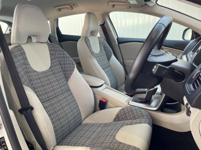 VOLVOのシートは人間工学に基づいた設計となっており、長時間の運転でも疲れにくいと定評があります。ぜひ座り心地をご体感ください。
