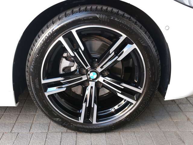 お洒落は脚元から、デザイン性の良いBMWのアロイホイールはクルマの雰囲気をよりスポーティに、よりエレガントに演出。もちろん強度も十分で安心。