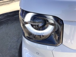 【LEDヘッドライト】大光量で夜道や雨の日の安心感を高めるLEDヘッドライト。周囲の明るさに応じて自動点灯・消灯/ライトの消し忘れも防げるオートライトコントロール付！