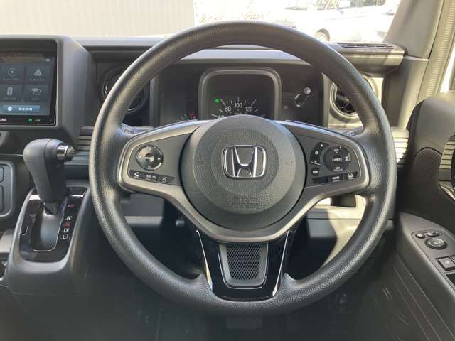 ステアリングスイッチ搭載！ハンドルひとつで手を離さなくても運転中視線をそらさなくても操作が出来て便利です