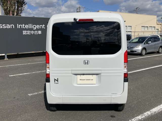 後部座席はプライバシーガラスとなっています。座っている人や置いてある荷物が見えにくくなっているのでプライバシーの確保が出来ます。ぜひ見て確認してみて下さい