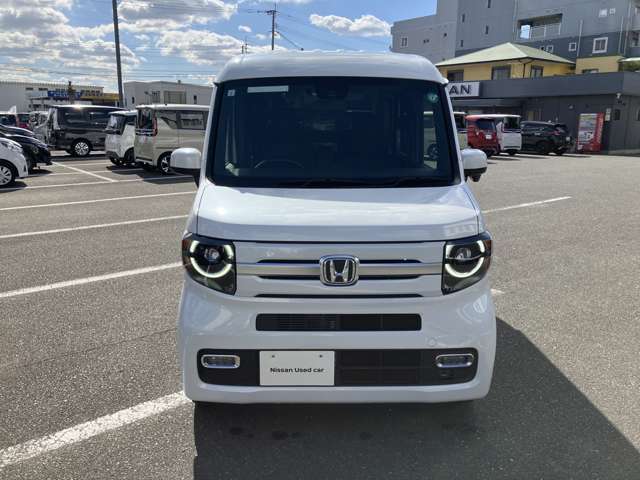 LEDライト搭載で夜間の運転も安心です