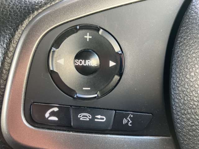 ハンドル操作部　オーディオコントロールスイッチで手元でボリューム調整などが操作できます