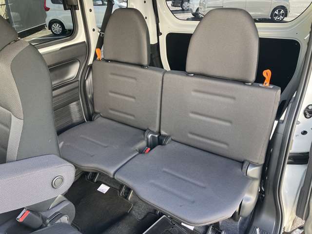 シートをすべて倒すとこんなに広々。たくさん荷物を積めます。これだけのスペースであればかなりの荷物が載せられます！