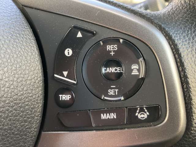 ハンドル操作部　クルーズコントロールスイッチ　60キロから100キロの間で自動走行してくれるので高速道路での長距離運転時に運転をサポートしてくれます