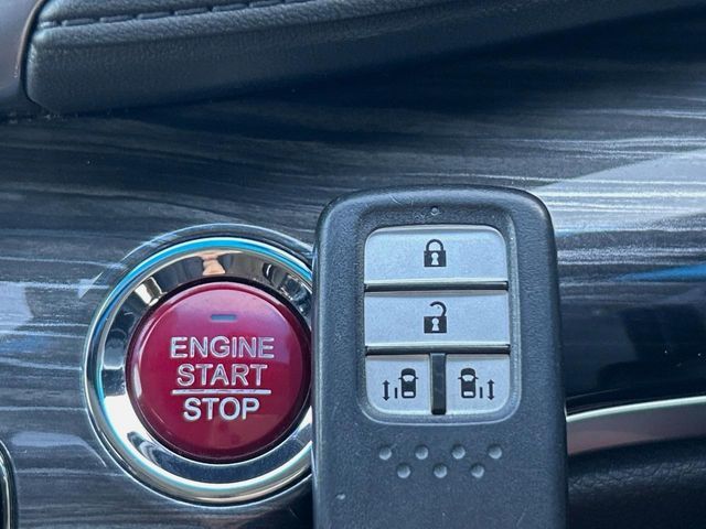 【Hondaスマートキー】カバンやポケットに入れたままでもドアの施錠・解錠が可能なスマートキーを装備。エンジンのオン・オフ時もカギを取り出す必要が無いからとっても便利です♪