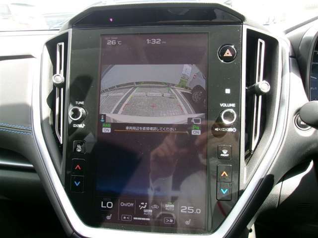 【バックモニター】バックカメラが装着されています。車庫入れが苦手な方もこれがあれば安心ですね