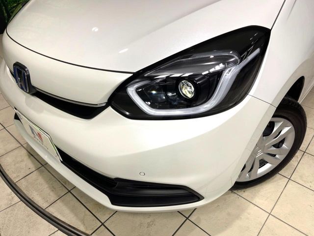 【LEDヘッドライト】悪天候や夜間走行時も良好な視界を確保し安心して運転できる高輝度LEDヘッドライトを装備！点灯速度が早く、消費電力も抑えられています。