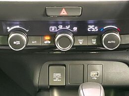 【オートエアコン】一度お好みの温度に設定すれば、車内の温度を検知し風量や温度を自動で調整。暑い…寒い…と何度もスイッチ操作をする必要はありません。快適な車内空間には必須の機能ですね♪