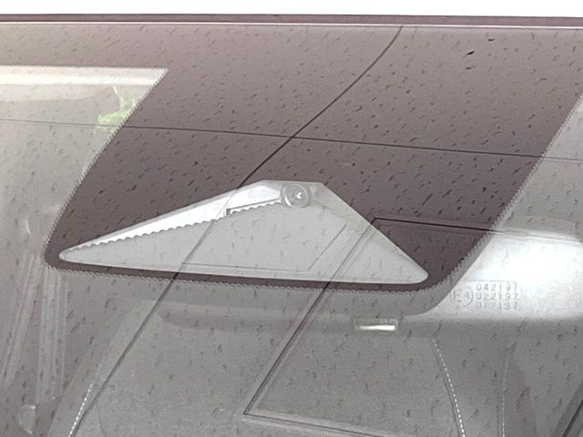 【ホンダセンシング】走行中に前方の車両等を認識し、衝突しそうな時は警報とブレーキで衝突回避と被害軽減をアシスト。より安全にドライブをお楽しみいただけます。