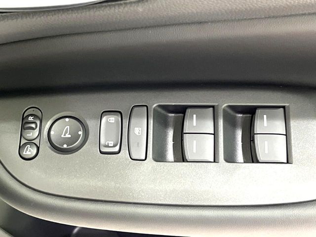 【電動格納ミラー】サイドミラーは電動格納式となっており、狭い駐車場でもキズがつくリスクを抑えられます。