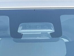 【スズキ　セーフティサポート】走行中に前方の車両等を認識し、衝突しそうな時は警報とブレーキで衝突回避と被害軽減をアシスト。より安全にドライブをお楽しみいただけます。